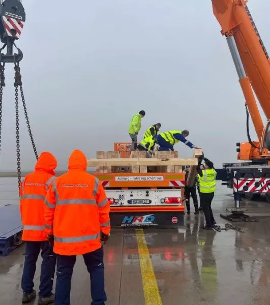 South Wind team securing freight